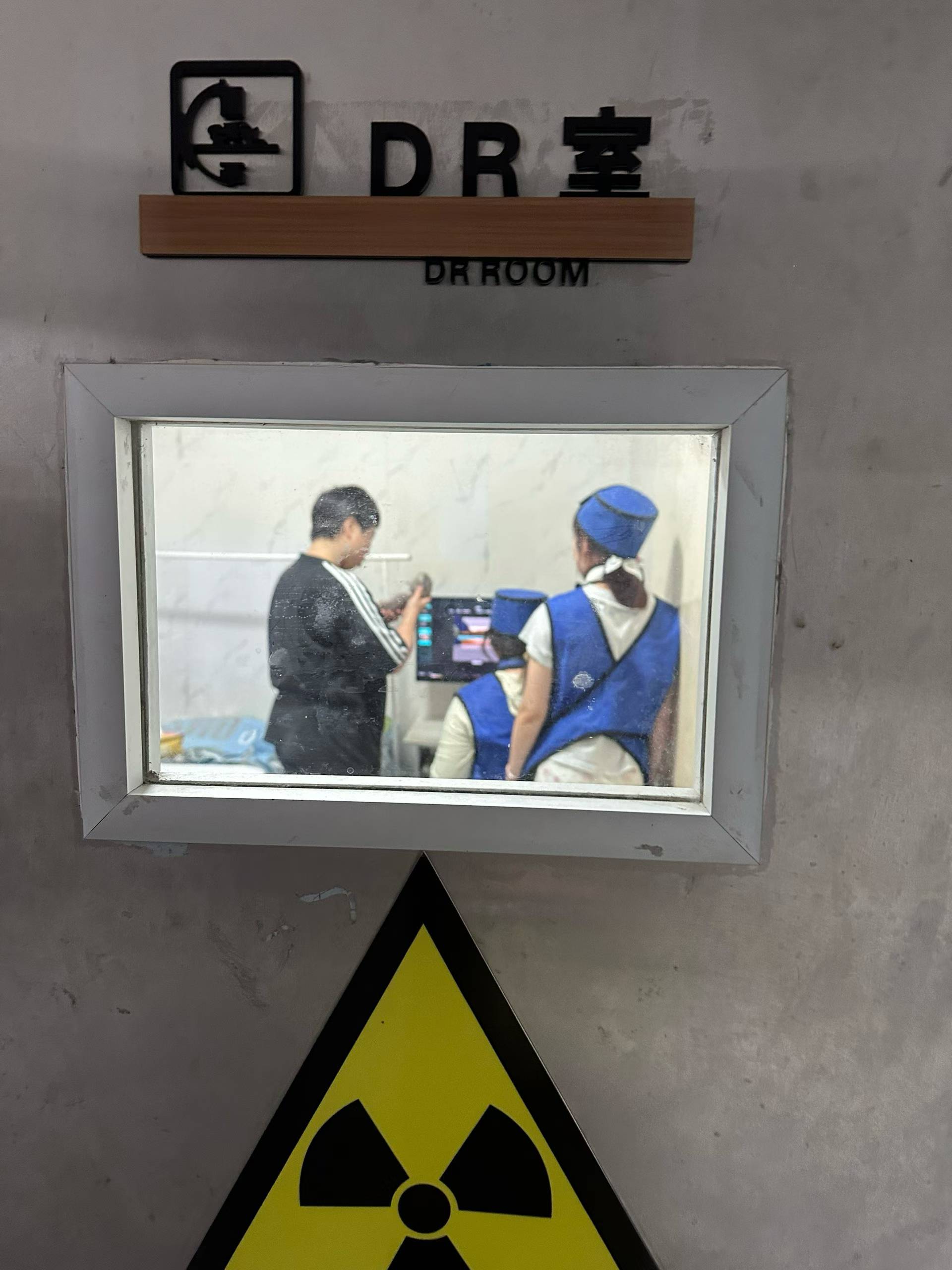 医生正在给小桶检查